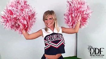 Ungarisches blondes Cheerleader-Mädchen spielt mit Toys