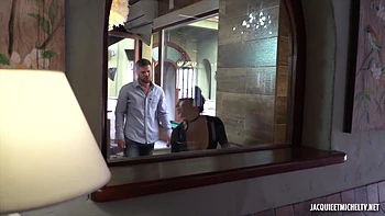 MILF francesa de peitos grandes Pam faz tatuagem antes das festas