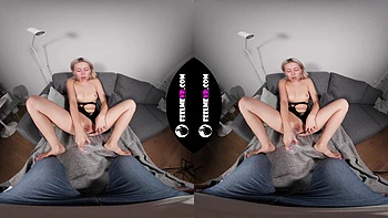 Loira goza com vibrador e meia arrastão