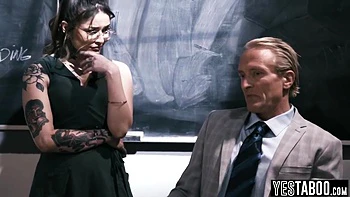 Belle-mère au gros cul baise l’ex prof Vanessa Vega et gicle