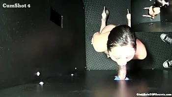 Sharon Babe se fait gorge profonde et facial dans gangbang