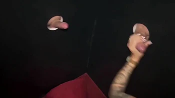 Gloryhole-Schlampe lutscht und schluckt Sperma