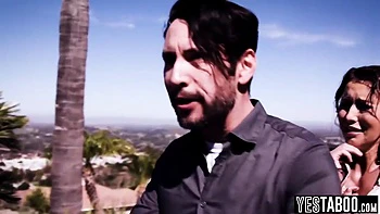 Padrasto safado fode a tímida virgem adolescente e a enteada