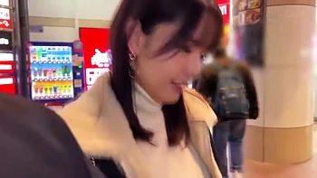 Schlanke Schönheit küsst, leckt und wichst geil