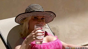 Diamond Foxxx chupa una polla grande y folla a milf culo grande