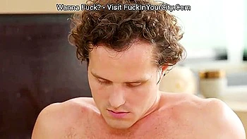 Kristen Scott goza com creampie após footjob público