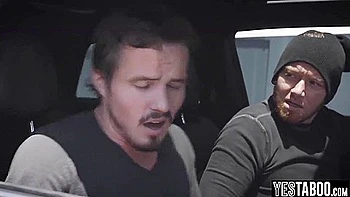 Deux cambrioleurs chauds en double pénétration sur milf blonde