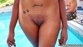 Renee Young et Karmin sucent salement en plein air