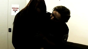 Puta morena desnuda en trío y gangbang amateur