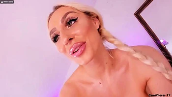 Rubia puta chupa polla y se desnuda