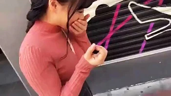 Heiße Asiatin reitet Cowgirl-Style