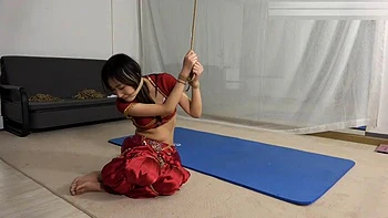 Asiática amarrada e fodida apertada