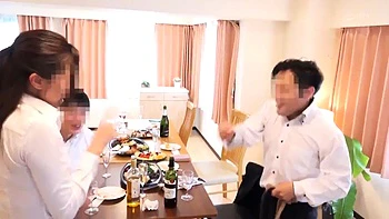 Heißes asiatisches Büro-Girl bekommt Blasen und Doggy auf Party