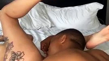 Sexy negra amadora chupando pau grande de doggy e missionário