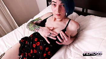 Tgirl tatuada sozinha com bunda grande e mamilos rosas
