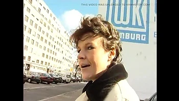 MILF faz uma mamada incrível no estacionamento POV