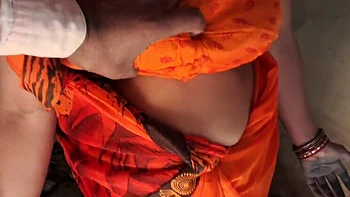 Bhabhi indiana peituda fodida forte ao ar livre - sexo bruto de esposa desi