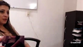 Sekretärin fummelt sich am Arbeitsplatz an ihren Riesentitten