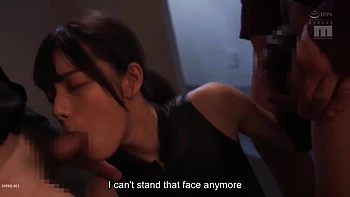 Jeune asiatique mince baisée en orgie de groupe