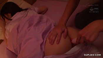 Brünette Teens spritzen beim Amateur Anal-Dreier