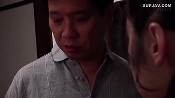 Brunette asiatique grosse poitrine