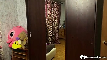 Roomies lesbianas se chupan y follan la concha