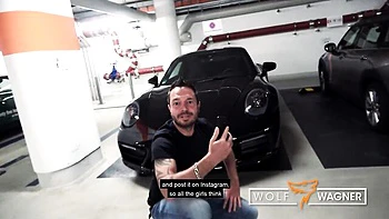 Julia Exclusiv lambe os peitos e a bunda da mãe na rua