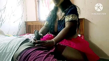 Stiefmutter verführt Sohn nach Affärenentdeckung - echtes Tamil-Stöhnen