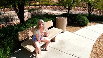 Pequena Haley Spades chupando pau grande em público selvagem