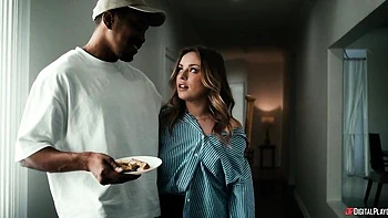 Adolescente branca Anna Claire Clouds fodida fundo por um grande BBC