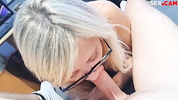 Rubia con gafas chupando polla grande de rodillas
