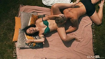 Joy Bear und Belle OHara: großer Arsch, Blowjob, Doggy