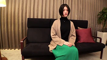 Unschuldiges asiatisches Mädchen mit schwarzem Haar wird unanständig gefickt