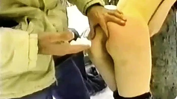 Худая красотка трахается догги стайл на публике