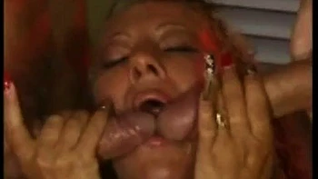 Милфа двойным проникновением в позе догги