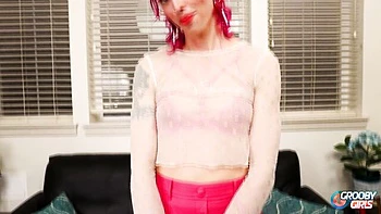 Trans sensual Poppy masturbando-se sozinha