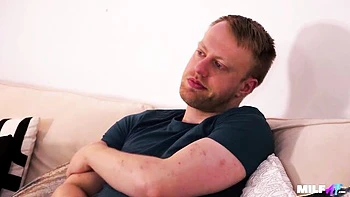 SereneXX milf pornstar chupando e lambendo a buceta