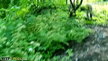 Adolescente gótica follada anal al aire libre