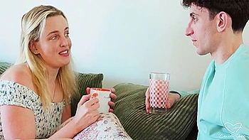 Loira de bunda grande fodida no cu e coberta de gozo