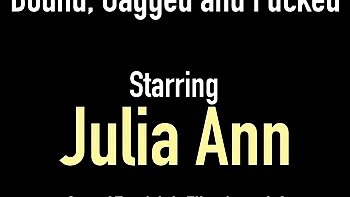 Julia Ann y Jessica Jaymes follan en escena fetiche