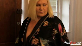 Loira madura de saltos fode e lambe buceta