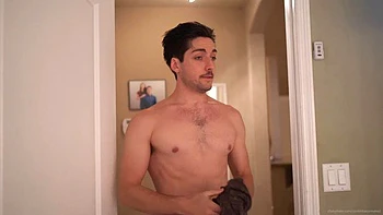 Rothaarige Dienstmädchen bläst und wird doggy & missionar gefickt