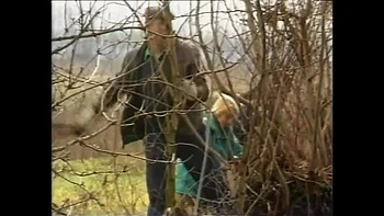 Campesina italiana peluda Manya chupa y monta polla grande