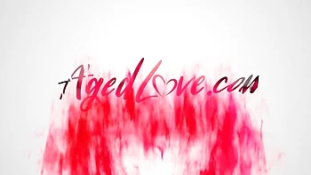 Doce madura de meia-calça com mamilos duros se fode com dedos