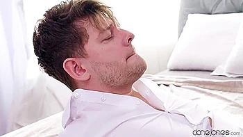 Rothaariges Teen mit kleinen Titten wird von großem Schwanz gefickt