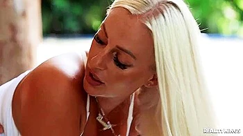 Elana Bunnz exibe peitos grandes ao ar livre