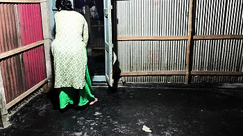 Tia desi fodida anal no doggy style apertado