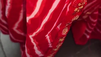 Babi peituda fica nua no banheiro