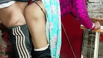 Sola en casa follando a la vecina india sexy en hindi