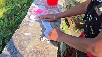 Жена принимает ванну голая в белом бюстгальтере и розовых трусиках